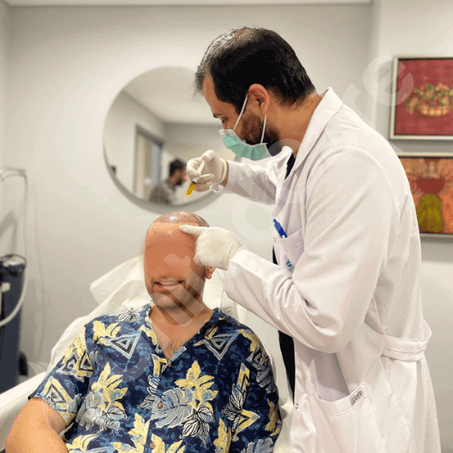 Доктор Уткан Кызылтач вводит PRP пациенту с пересадкой волос в клинике unitedcare