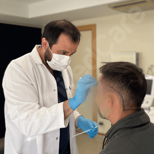 Доктор Уткан Кызылтач прорисовывает естественную линию волос перед операцией